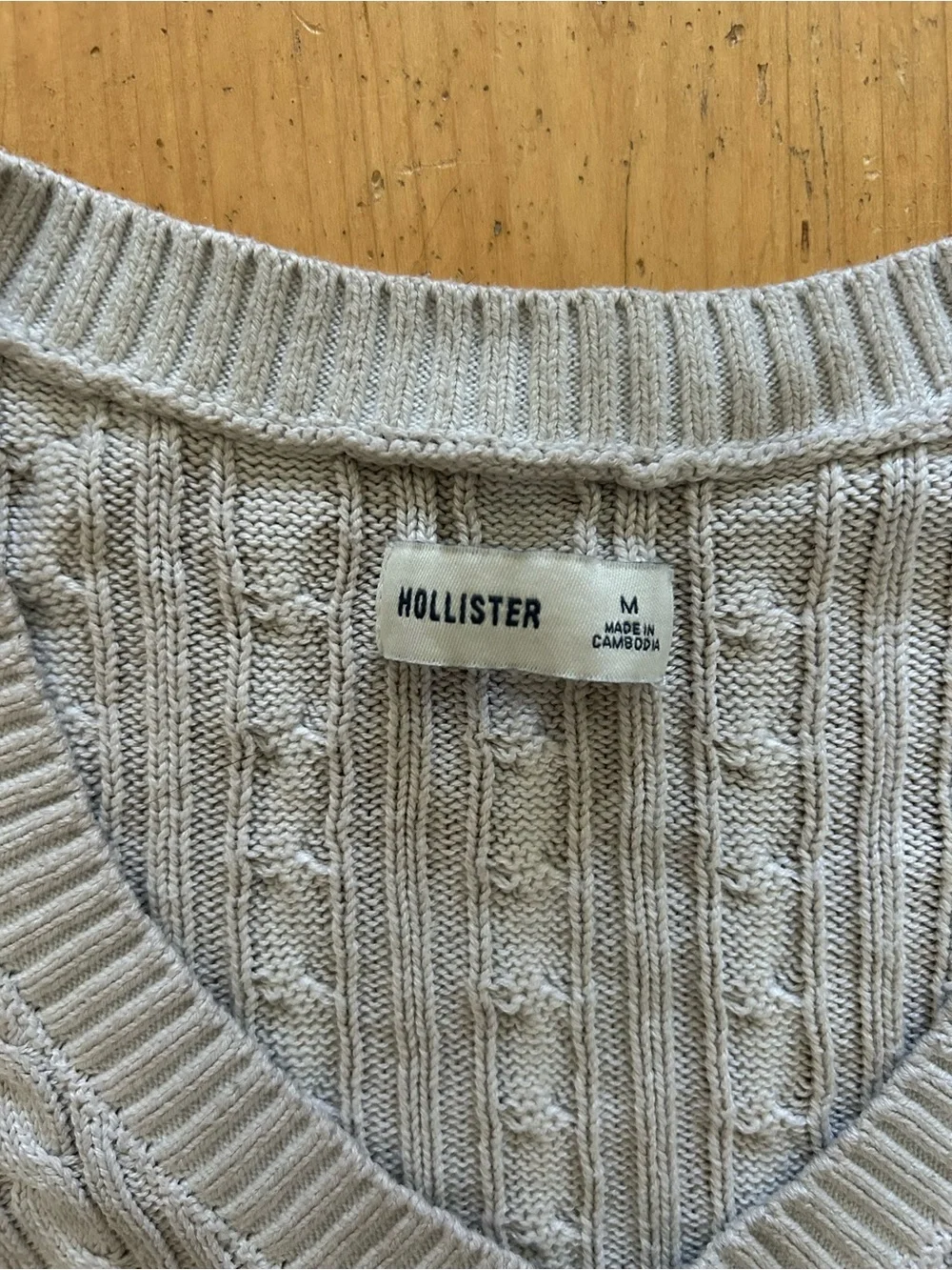 Vintage Y2K Hollister Women's Oatmeal Cable Knit V-Neck Sweater